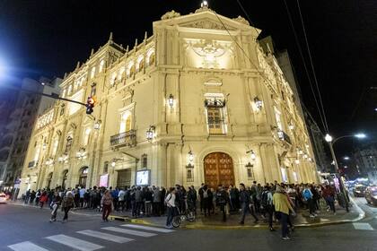 El jueves hubo fila desde temprano para ingresar al Teatro Cervantes