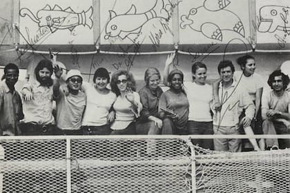 Los 11 a bordo, con la capitana en el medio
