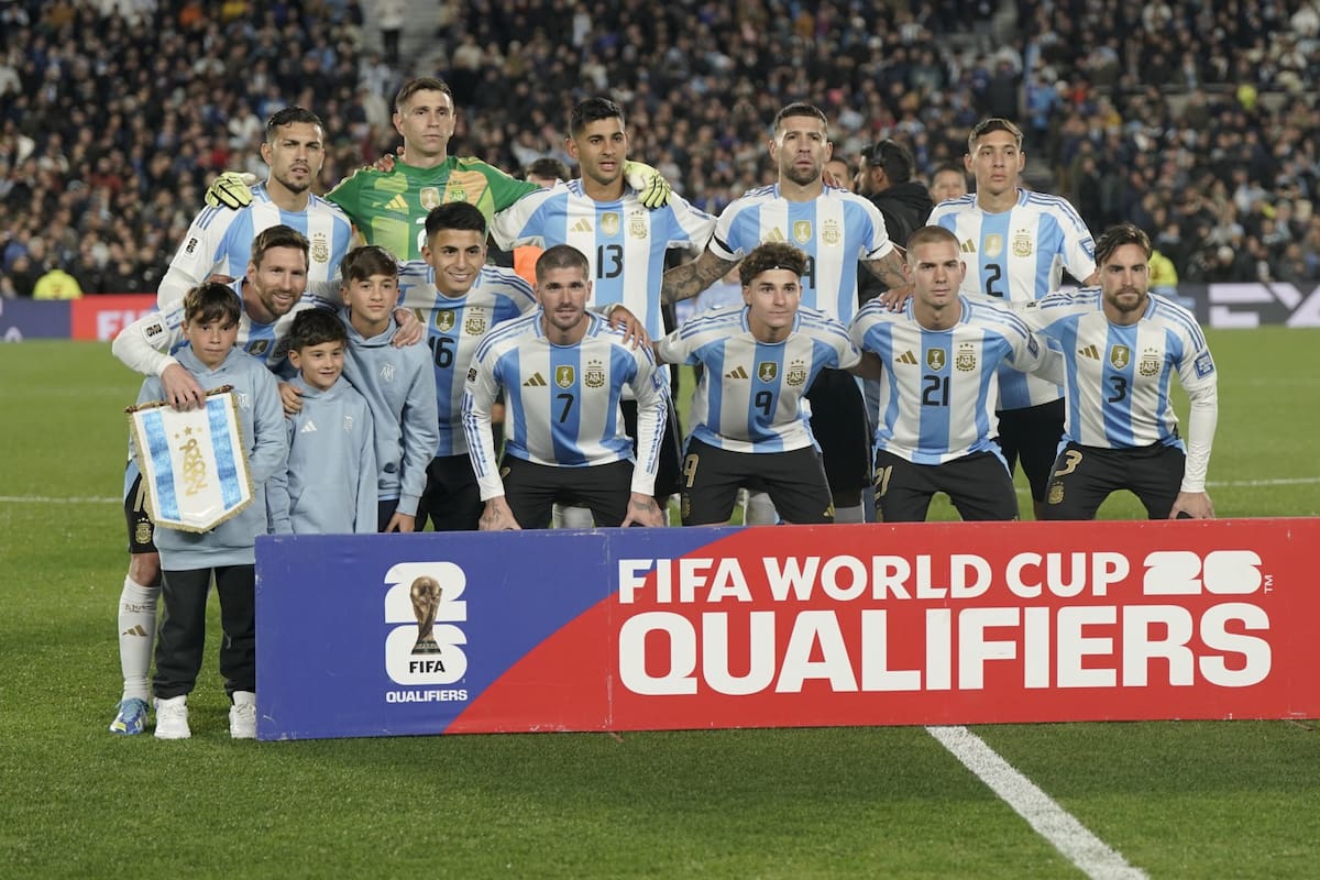 Los 11 de Argentina ante Venezuela, con varios históricos y el debut de titular de Mastantuono