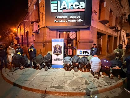 Los 12 detenidos tras el operativo conjunto enntre la Policía Federal y la Policía de la Provincia de Buenos Aires
