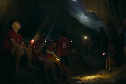 Los 12 niños y un adulto fueron rescatados con vida de la cueva (Foto: Captura de video)