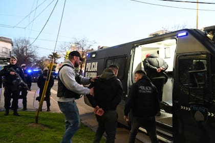 Los 17 personas involucrados en los incidentes que se registraron en la previa del partido de Huracán y Deportivo Riesta fueron incluidos en la Base de Antecedentes sobre Violencia en Eventos Futbolísticos de la Ciudad