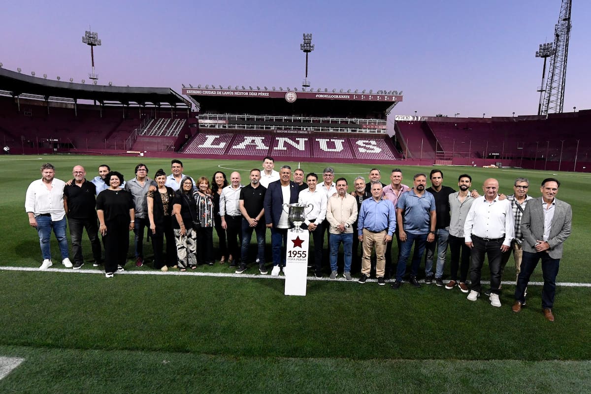 Los 27 miembros de la Comisión Directiva de Lanús en el reconocimiento oficial por parte de la AFA de la Copa Campeonato Juan Domingo Perón