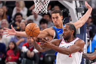 Los 34 puntos de Kawhi Leonard llevan a Clippers a triunfo sobre Mavs tras dilapidar ventaja
