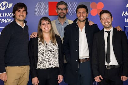 Los 5 finalistas, uno por cada proyecto. De izquierda a derecha: Ignacio Rico (Vequa), Carolina Curti (Andean Flours), Sebastián Gaviglio (Nutrics), Gastón Ragazzone (Uco Drone), Guillermo Keegan (Feedlots)