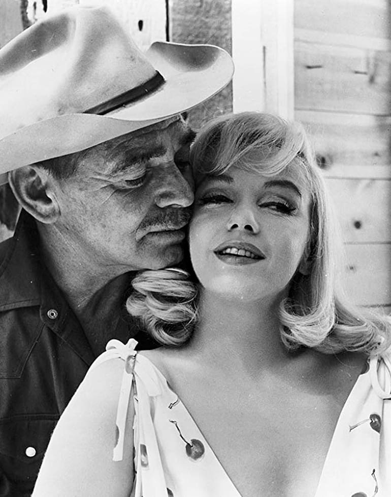 Gable soportó los desplantes y cuidó a Marilyn durante todo el rodaje de modo mucho más paternal que Huston y, ni hablar, Miller