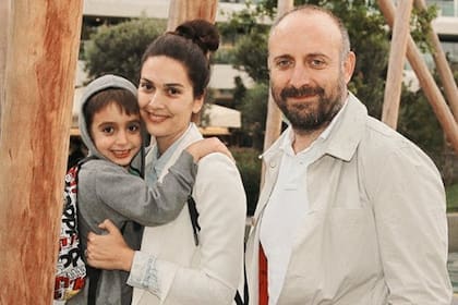 Ergenç y Korel junto a su primer hijo Alí