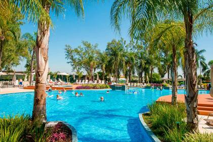 Los Pinos Resort Spa Termales está rodeado de jardines y palmeras.