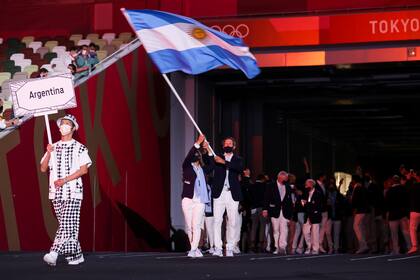 Los abanderados Cecilia Carranza Saroli y Santiago Raul Lange del equipo de Argentina, una de las primeras delegaciones en ingresar a la ceremonia de apertura de los Juegos Olímpicos de Tokio 2020, que estuvo musicalizada con canciones de videojuegos