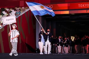 Los abanderados Cecilia Carranza Saroli y Santiago Raul Lange del equipo de Argentina durante la ceremonia de apertura de los Juegos Olímpicos de Tokio 2020 en el Estadio Olímpico el 23 de julio de 2021 en Tokio, Japón.