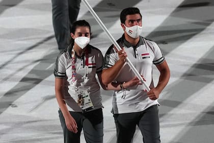 Los abanderados de la República Árabe Siria Hend Zaza y Ahmad Saber Hamcho lideraron a su delegación durante la ceremonia de apertura de los Juegos Olímpicos de Tokio 2020 en el Estadio Olímpico