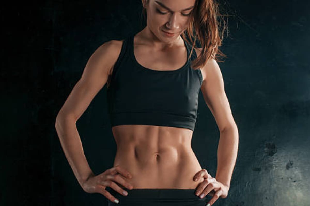 Los abdominales asiáticos que se basan en la basculación de la pelvis; en todo momento el trabajo se debe focalizar la actividad en el abdomen