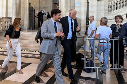Los abogados de los ultraderechistas Loïk Le Priol, acusado de asesinato, en el juicio por la muerte del exrugbista argentino Federico Martín Aramburu, muerto el 19 de marzo de 2022.-EFE/ Carmen Menéndez