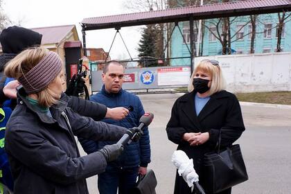 Los abogados del líder opositor ruso Alexei Navalny, Olga Mijailova, derecha; y Vadim Kobzev, hablan con reporteros delante de un penal en Vladimir, 180 kilómetros al este de Moscú