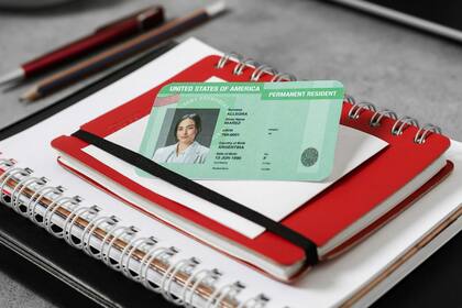 Los abogados explicaron que quienes sean residentes legales deben portar su green card