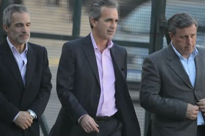 Los abogados Javier Landaburu y Juan Aráoz de Lamadrid, con el empresario Juan Carlos de Goycoechea