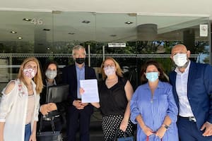 Los abogados María Celeste Brunori, Francisco Da Giau, María Inés Giménez, Gastón Meta, Andrea Perepliochik y Marina Simiele solicitaron a la Defensoría de la Niñez y la Adolescencia que investigue la autorización de uso de Sinopharm en menores de 12