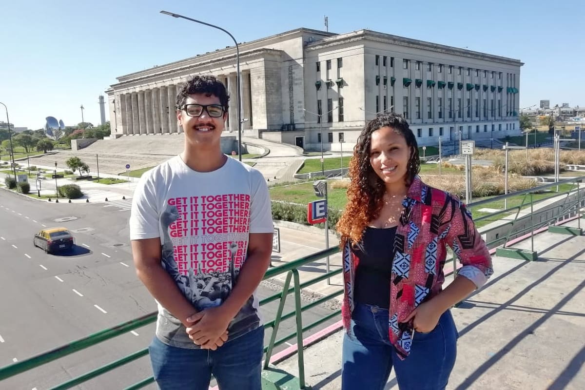 Los abogados y activistas Alí Emmanuel Delgado y Patricia Gomes, titulares de la primera cátedra contra el racismo en la Facultad de Derecho de la UBA