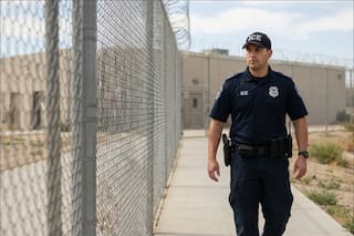 Exigen multar con US$500 diarios al centro de detención de Adelanto por malas condiciones