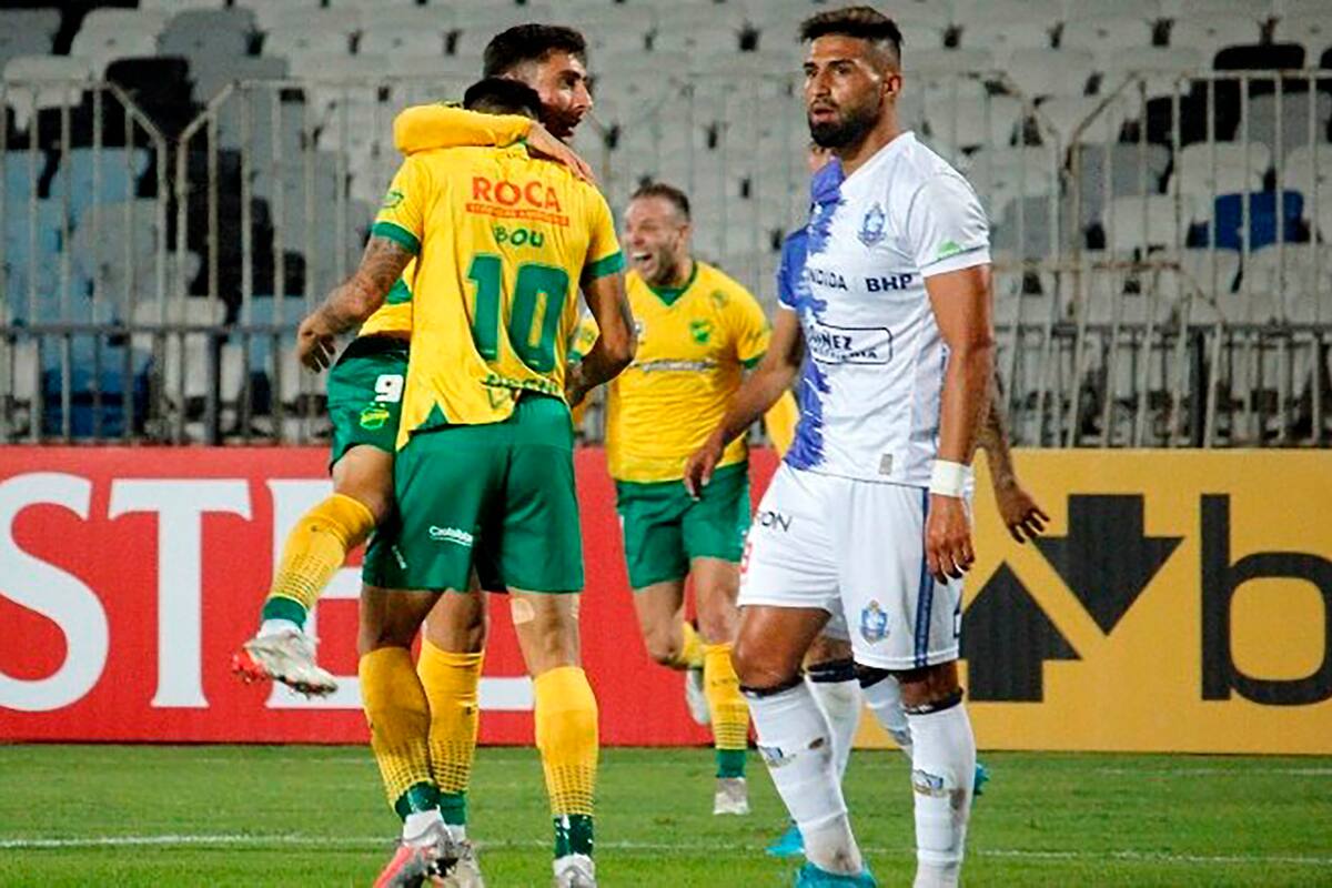 Los abrazos para Bou, autor del 1-0 para Defensa en el norte chileno