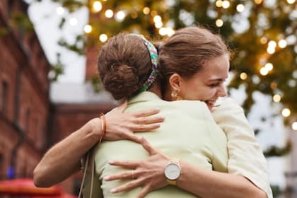 Los abrazos pueden reconfortarnos, hacernos sentir seguros y tranquilos (Foto Pexels)