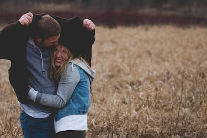 Los abrazos son fundamentalmente eficaces para el desarrollo físico y mental de las personas (Foto Pexels)