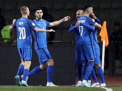 Los abrazos son para Mahmudov, el autor del golazo para Azerbaiyán en Bakú.