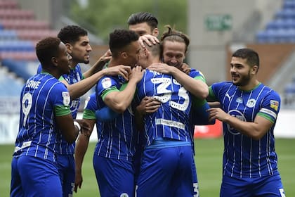 Los abrazos son para Naismith (33), autor del primer gol en el histórico 8-0 de Wigan a Hull