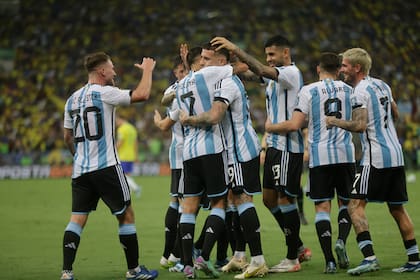 Los abrazos son para Nicolás Otamendi, autor del gol de un triunfo argentino sobre Brasil que sacudió varias marcas numéricas de los protagonistas del clásico.