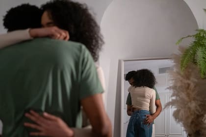 Los abrazos también pueden aportar muchos beneficios emocionales, mentales y físicos (Foto Pexels)