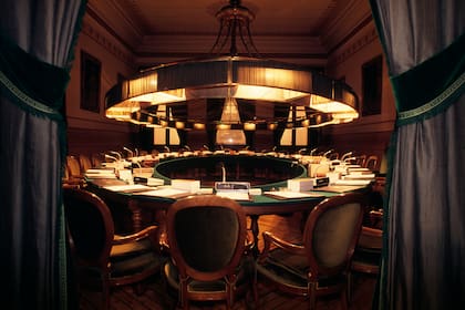 Los académicos de número se reúnen todos los jueves en la Sala de Sesiones de la Real Academia Española