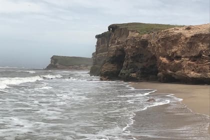 Los acantilados de Chapadmalal, en una mañana brumosa. Allí suelen verse restos paleontológicos