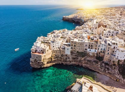Los acantilados, el mar cristalino y la ciudad antigua son algunos de los encantos de Polignano a Mare