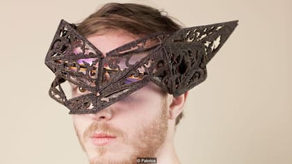 Los accesorios contra las "redes de servicios de información" de Fabrica son piezas de arte y moda, y se proyectan a un tiempo en el que se podrán leer nuestros pensamientos