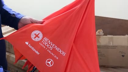 Los accesorios que tendrán los voluntarios durante la visita del Papa