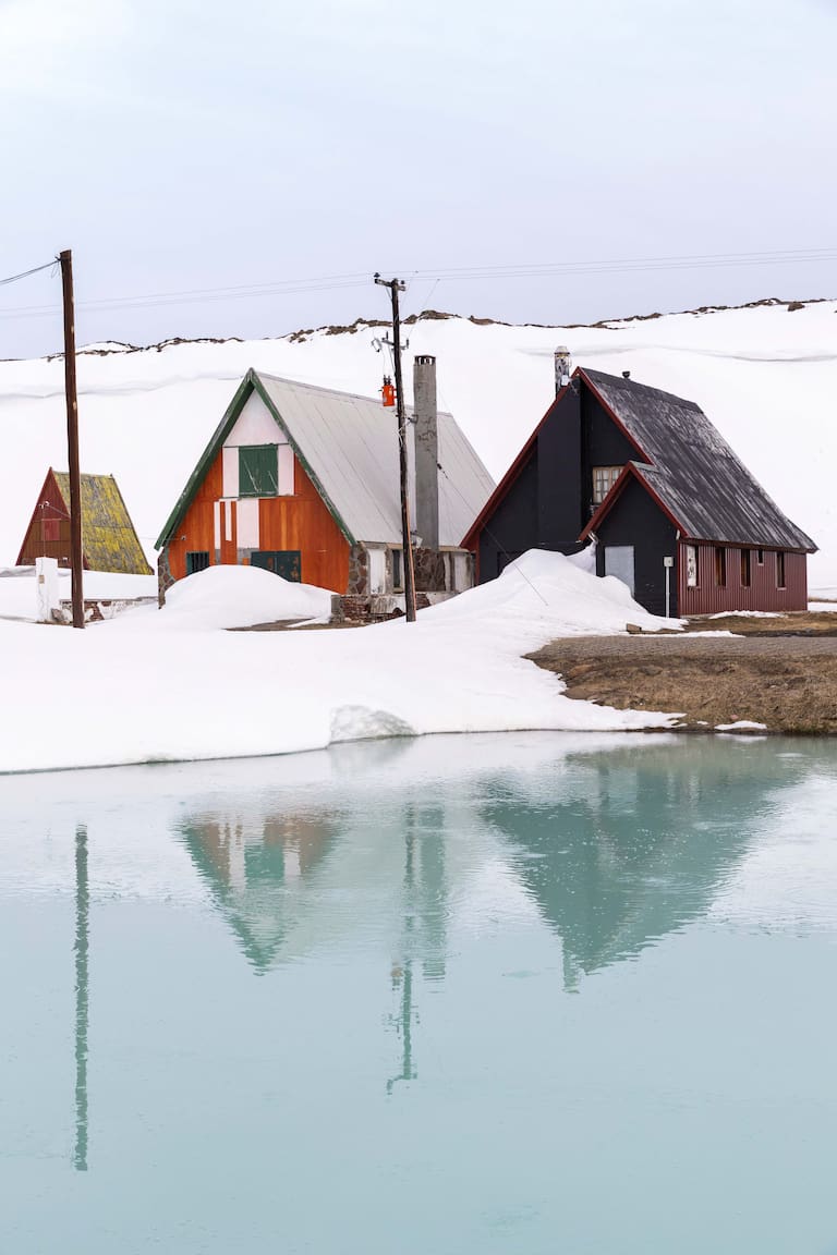 Los accesos de las casas se cubren de nieve, pero las lagunas termales no se congelan.
