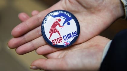Los activistas hacen insignias anti-chikan para crear conciencia sobre las agresiones sexuales en el transporte público