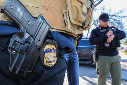 Los activistas utilizan sirenas con alarmas para advertir a los migrantes sobre la presencia del ICE en el barrio de Los Angeles