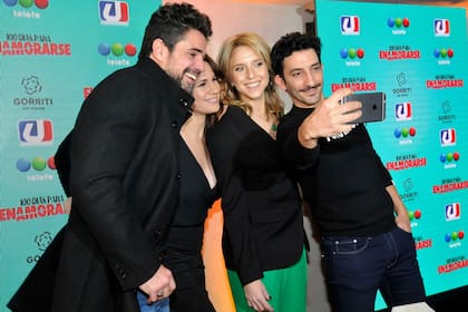 Una selfie entre los protagonistas de 100 días para enamorarse antes de ir a brindar junto con el resto del elenco