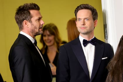 Los actores de Suits, Gabriel Macht y Patrick J. Adams, posaron juntos para los flashes