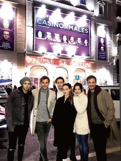 Los actores del elenco local frente al Teatro La Latina en Madrid