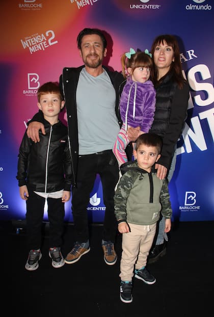 Los actores Diego Cremonesi y Noe Vergini junto a los más pequeños de la familia