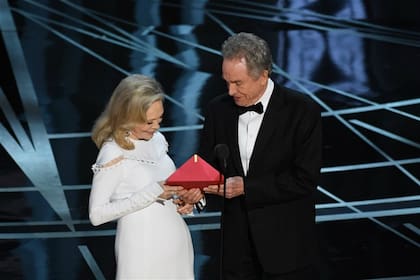Los actores, en el momento de la gaffe histórica en la entrega del año pasado: anunciaron que había ganado La La Land, cuando el Oscar era de Moonlight