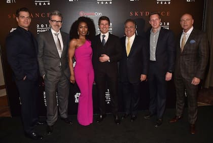Los actores Henry Cavill, Angela Bassett y Tom Cruise, entre otros, junto a David Ellison en abril de este año.