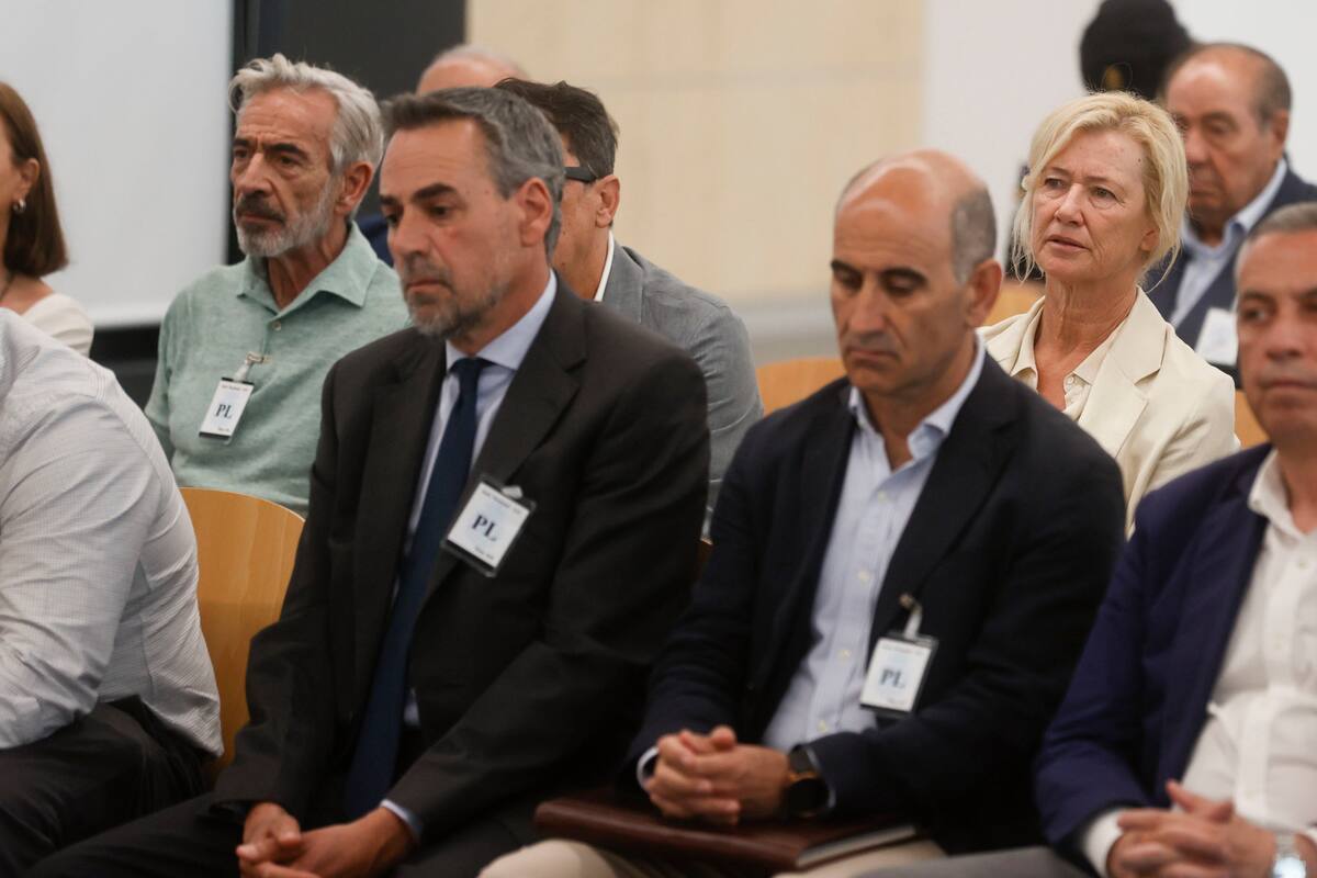 Los actores Imanol Arias (i, detrás) y Ana Duato (d, detrás), en el banquillo de los acusados del juicio Nummaria por presunto fraude fiscal