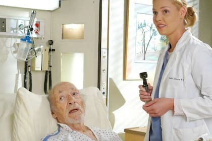 Los actores Jack Axelrod y Katherine Heigl, quienes interpretaron los roles de Charlie Yost e Izzie Stevens, respectivamente, en la serie dramática Grey's Anatomy