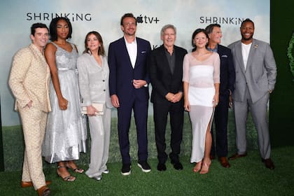 Los actores Michael Urie, Jessica Williams, Christa Miller, Jason Segel, Harrison Ford, Lukita Maxwell, Ted McGinley y Luke Tennie, protagonistas de la serie Shrinking