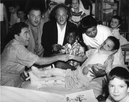 Los actores Moe Howard, Joe DeRita y Larry Fine durante una visita a un hospital de niños (Foto: Facebook The Three Stooges)