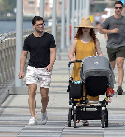 Los actores paseando por las calles de Nueva York junto a su pequeño hijo