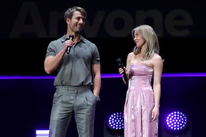 Los actores se mostraron muy compinches y así siguieron fomentando los rumores de romance